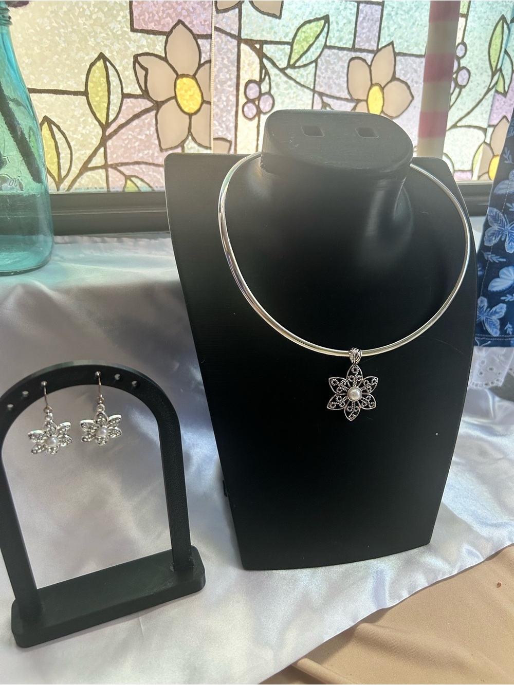Silver Floral Pendant Choker Necklace and Earrings Set - Silver